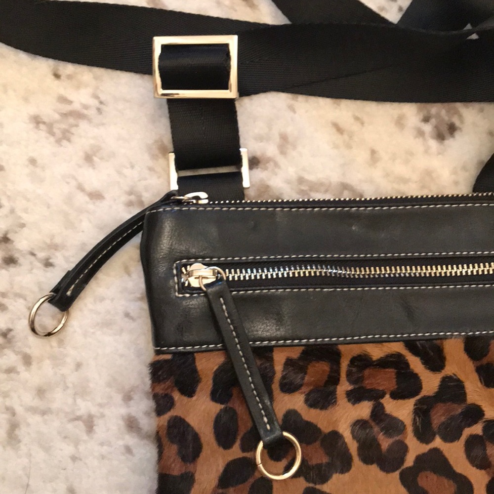 🌼 Aqua Madonna 🌼 leopard crossbody bag. - Picture 4 of 7